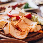 Ukrayna’da domuz yağı bir kavanozda nasıl tuzlanır: dudaklarınızla yiyebilirsiniz